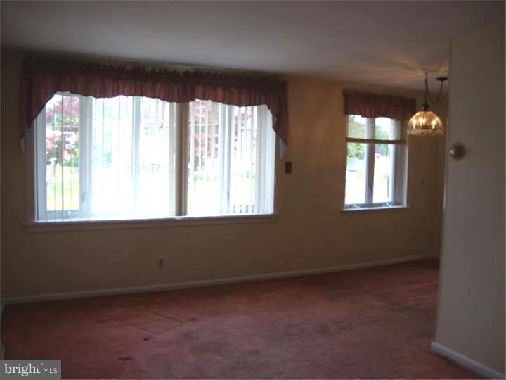 604 Sherrie Road Philadelphia, PA 19115 - Photo 2 of 15 Living Room