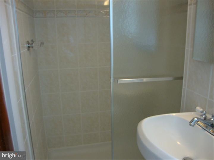 604 Sherrie Road Philadelphia, PA 19115 - Photo 12 of 15 Bathroom