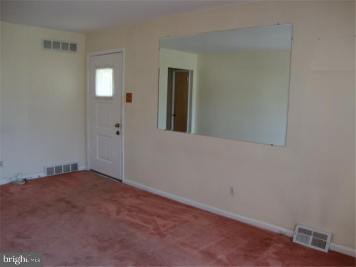 604 Sherrie Road Philadelphia, PA 19115 - Photo 3 of 15 Living Room