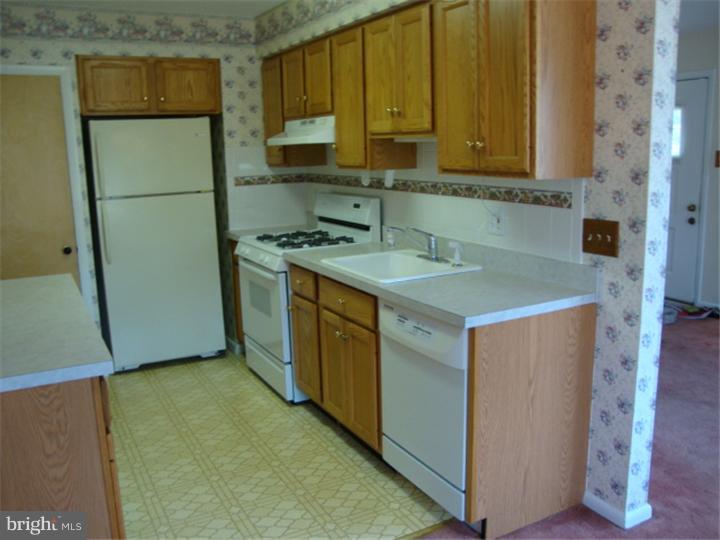 604 Sherrie Road Philadelphia, PA 19115 - Photo 6 of 15 Kitchen