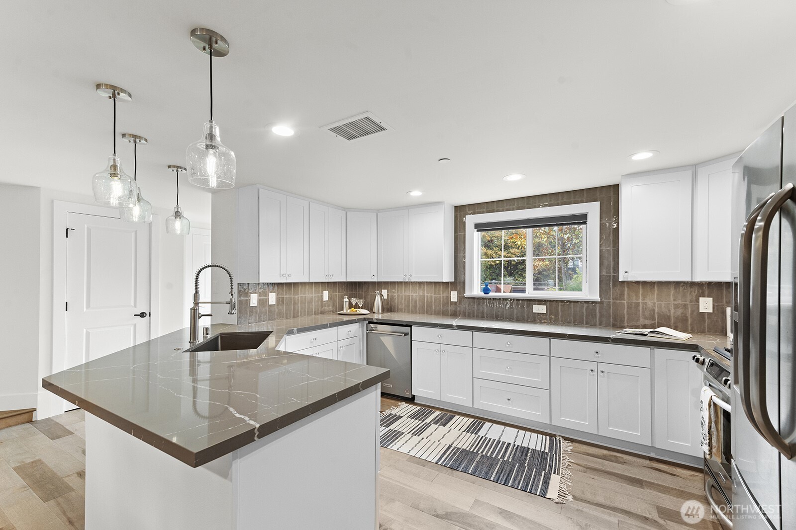 745 Bellevue Avenue East, Unit 401 Seattle, WA 98102 - Photo 16 of 38