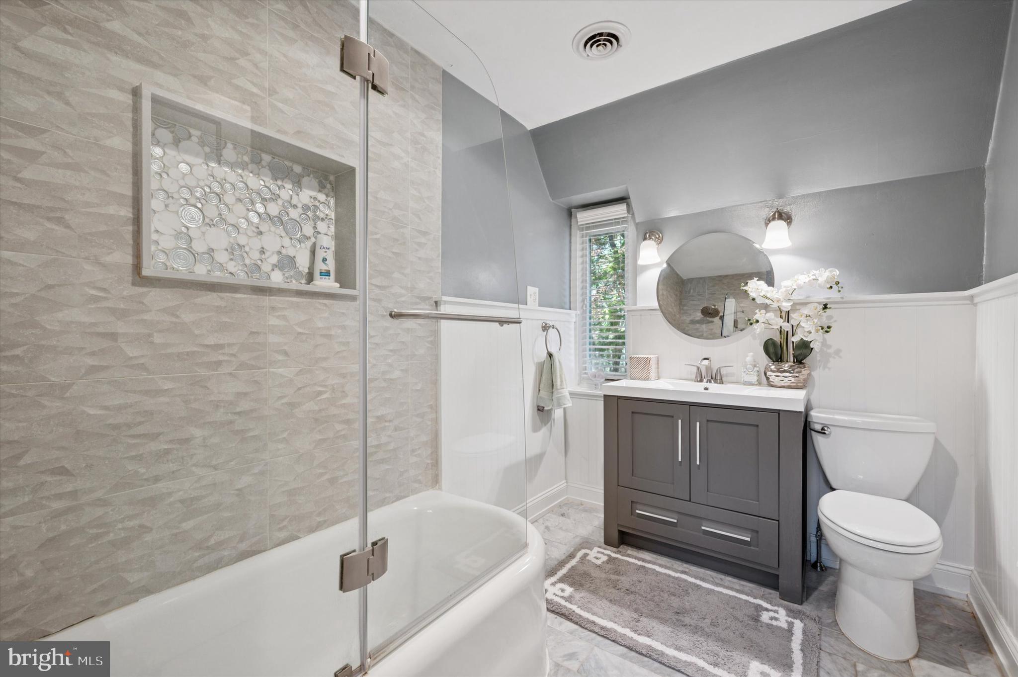 211 Ladbroke Road Bryn Mawr, PA 19010 - Photo 24 of 38 a bathroom with a toilet a sink and bathtub