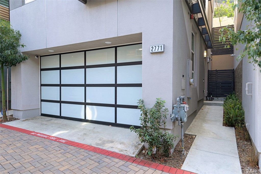 2771 Wright Lane Los Angeles, CA 90068 - Photo 4 of 31 a view of a garage