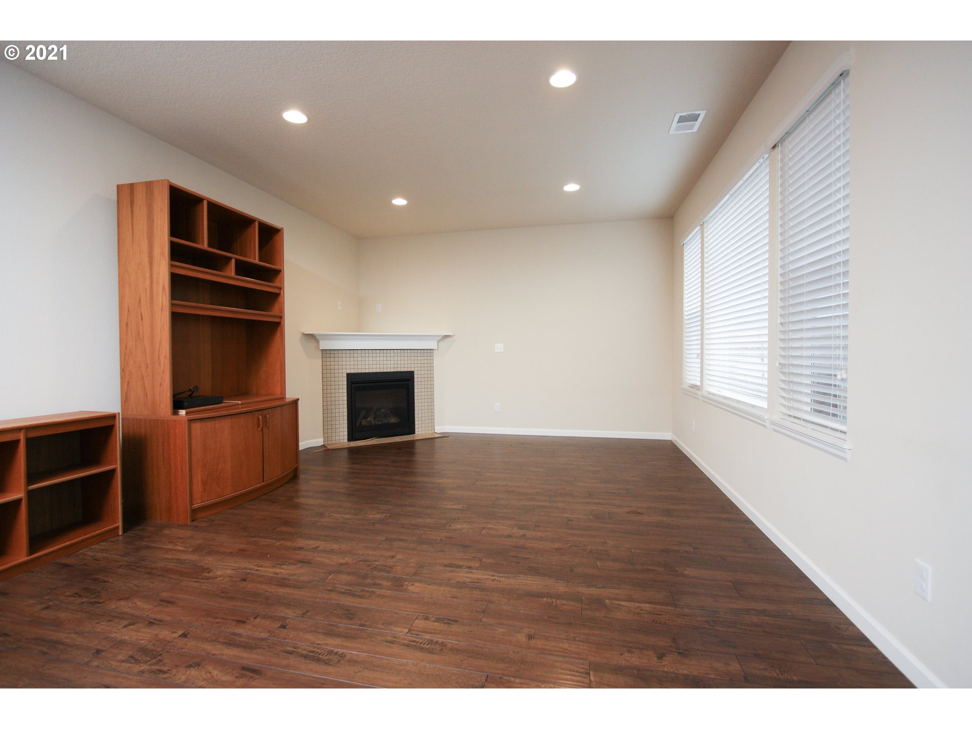 8615 Southwest Schmidt Loop Tigard, OR 97224 - Photo 3 of 22 Gallery Image 3