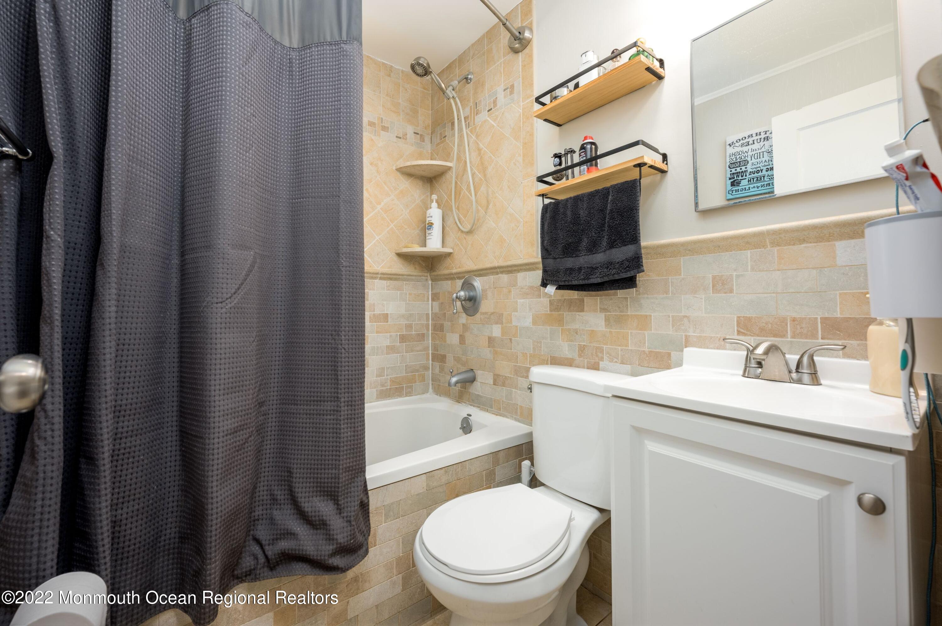 28 Hemlock Road Howell, NJ 07731 - Photo 17 of 37 3gUum8-o