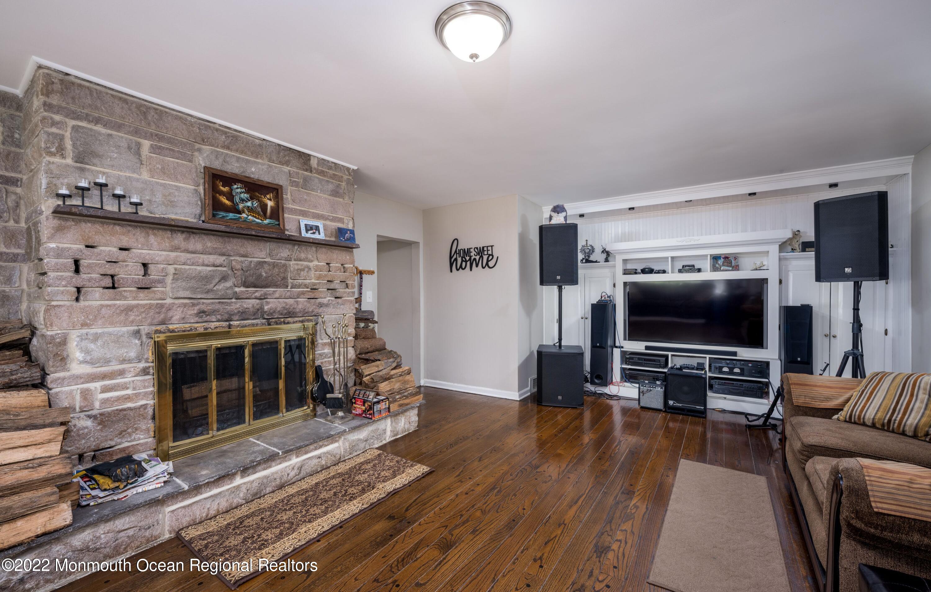 28 Hemlock Road Howell, NJ 07731 - Photo 4 of 37 FsDx0_5s