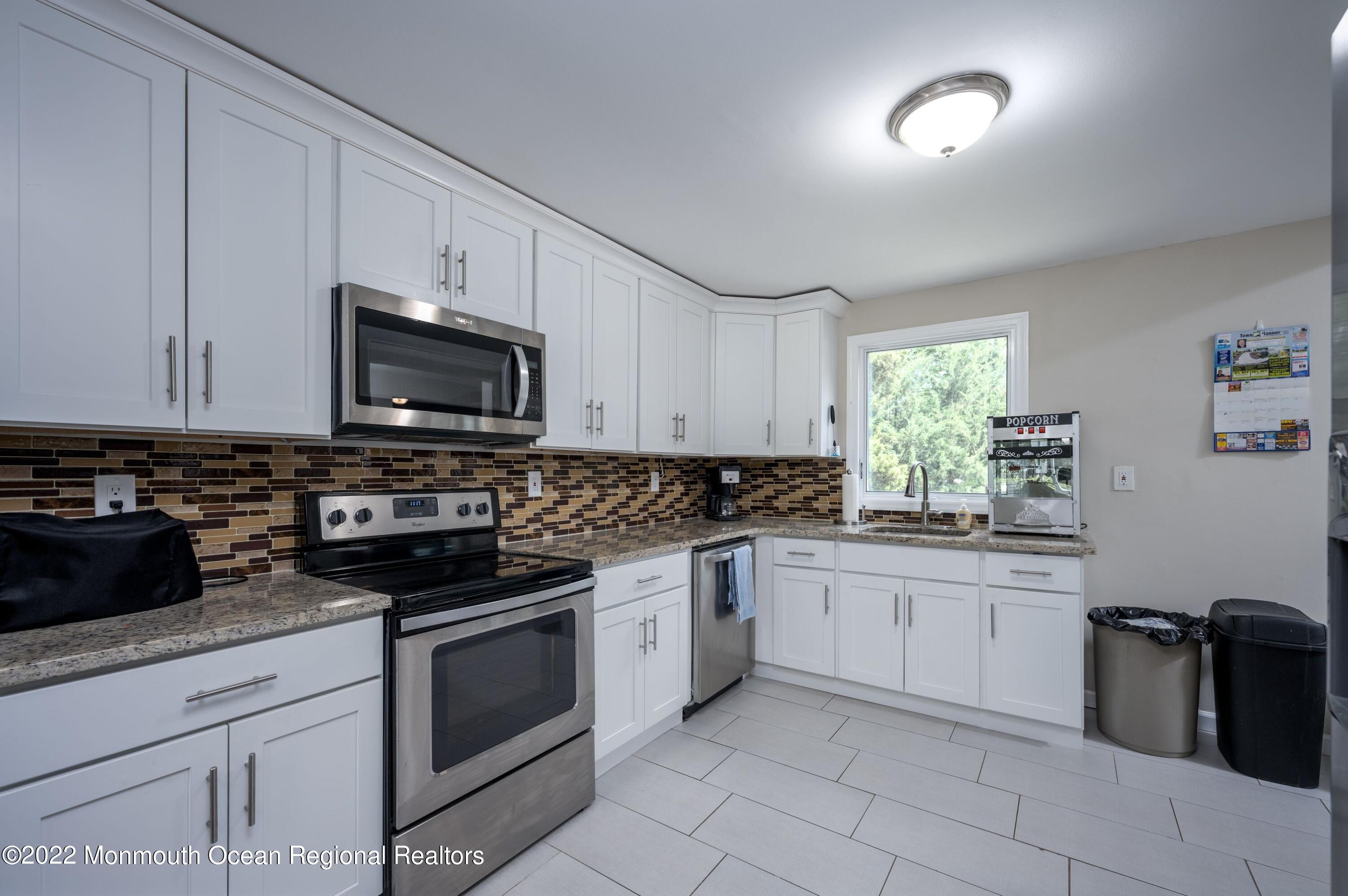 28 Hemlock Road Howell, NJ 07731 - Photo 8 of 37 se0VsAP0