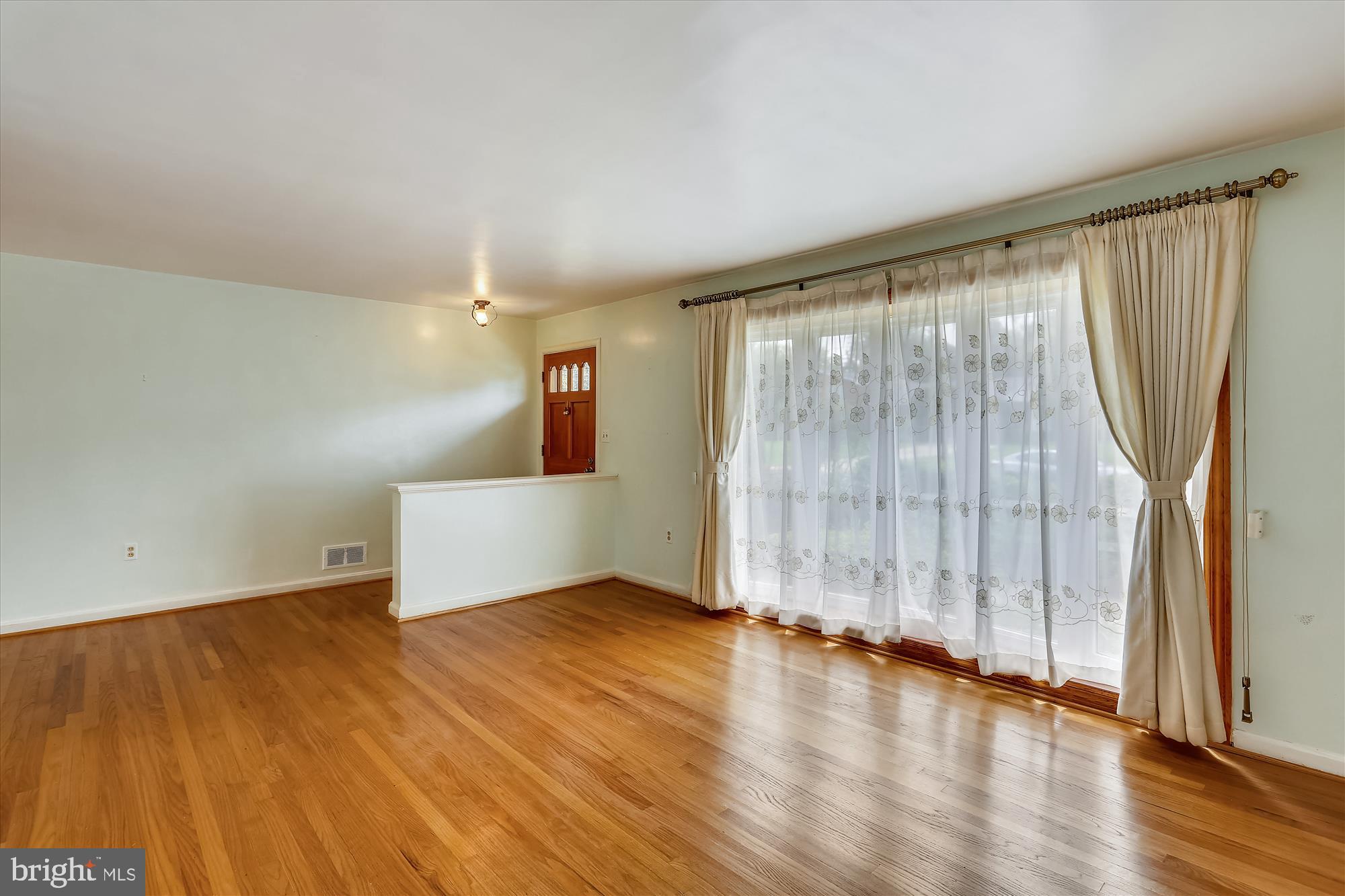 708 Winhall Way Silver Spring, MD 20904 - Photo 10 of 41 Light filled Main level Family room