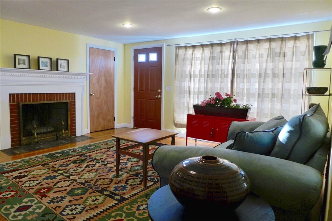49 Bentley Road Warwick, RI 02888 - Photo 4 of 29 Gallery Image 4