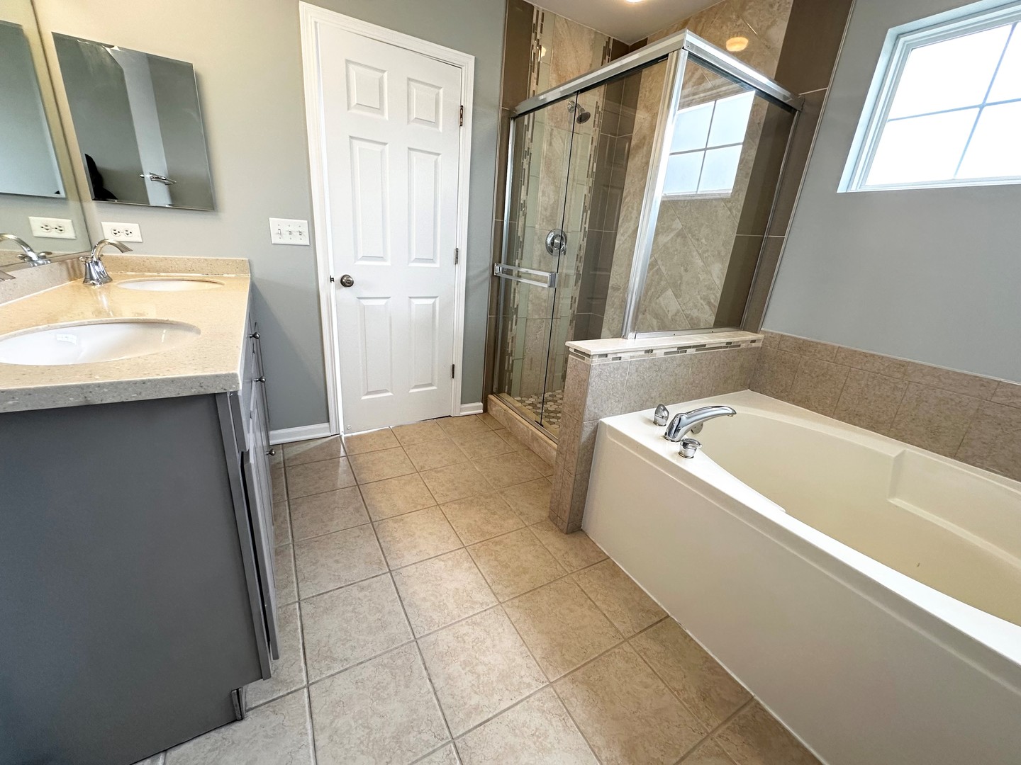 4110 Bethlehem Road Aurora, IL 60504 - Photo 38 of 53 a bathroom with a bathtub and a sink