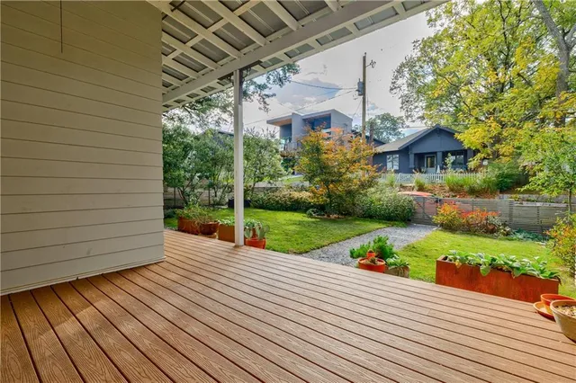 a view of a house with backyard and garden