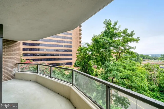 $768,000 | 1600 North Oak Street, Unit 212, Arlington, VA 22209