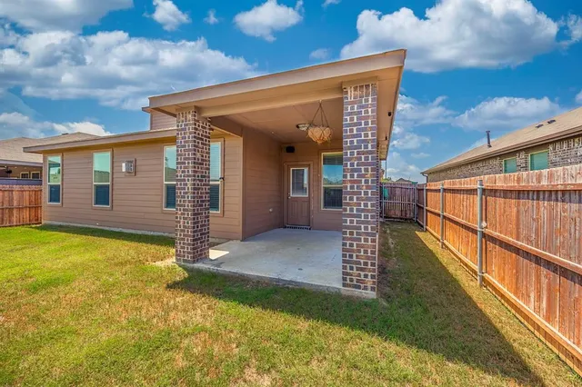 a view of an house with backyard and swimming pool