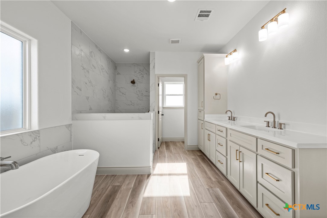 1835 Ember Drive Temple, TX 76502 - Photo 17 of 44 a bathroom with 2 sink tub and a mirror