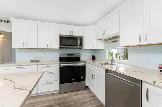 a view of a livingroom with furniture and a ceiling fan