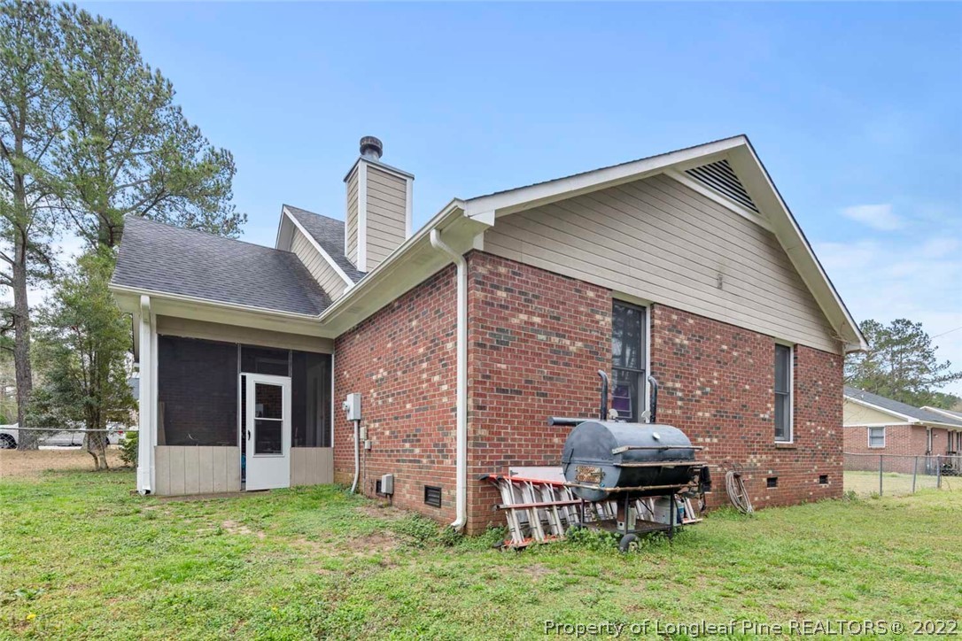 114 Windsor Lane Raeford, NC 28376 - Photo 29 of 32 a backyard of a house with table and chairs