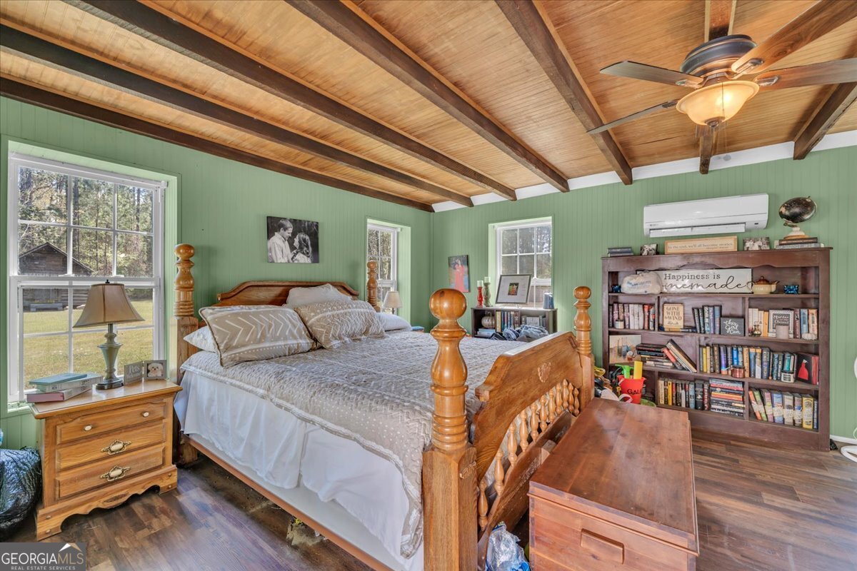 3613 S Highway Dublin, GA 31021 - Photo 31 of 52 a bed room with a bed and a book shelf