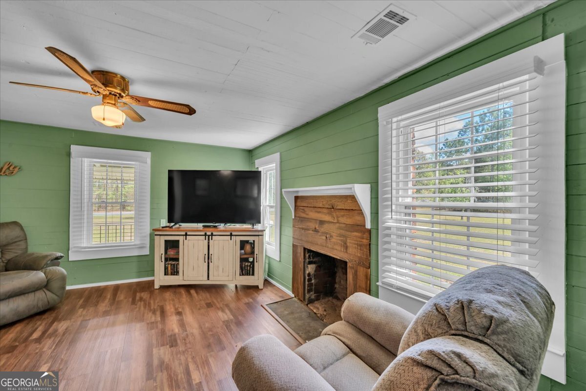 3613 S Highway Dublin, GA 31021 - Photo 10 of 52 a living room with furniture and a flat screen tv