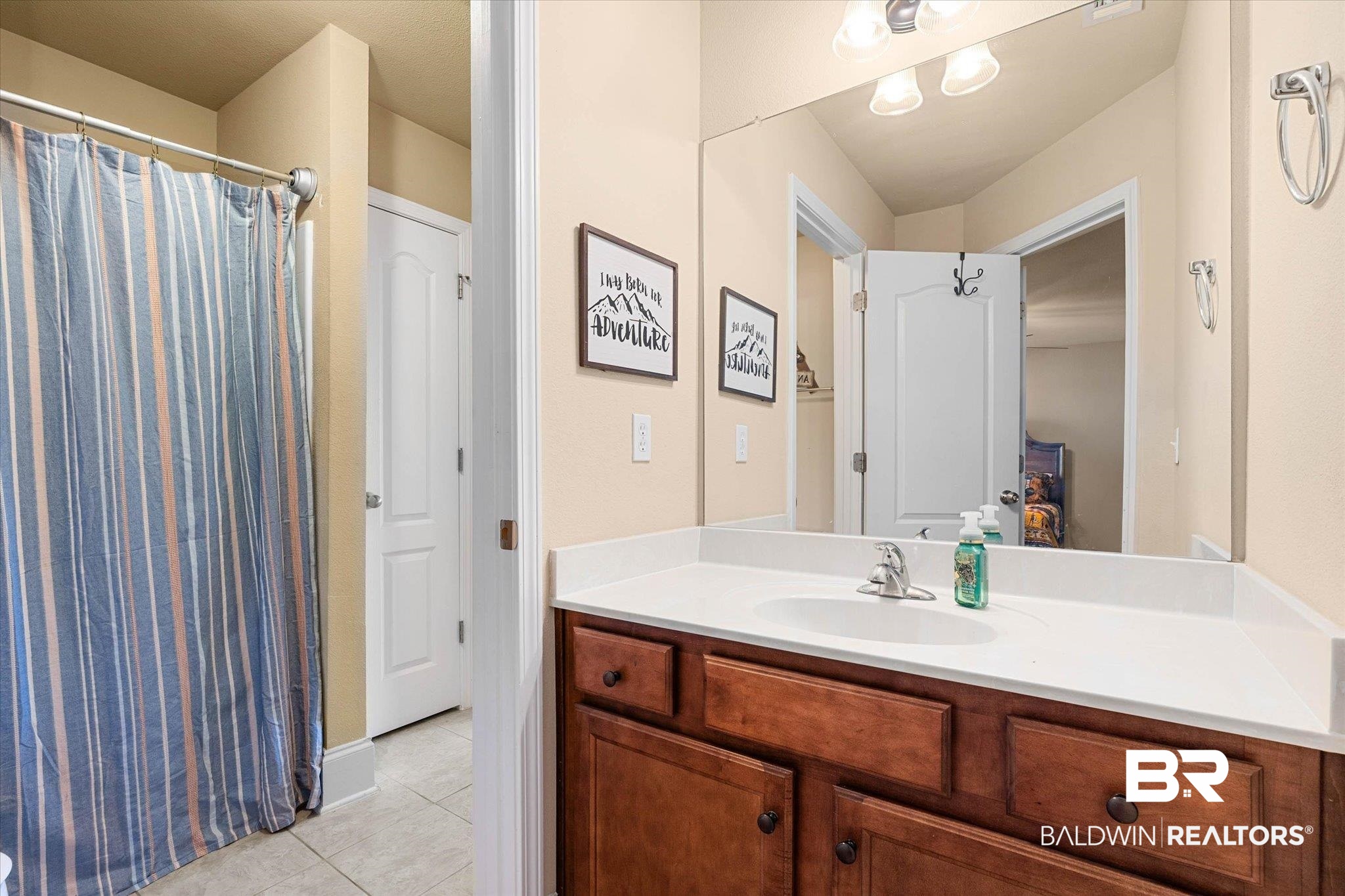 585 Sheffield Avenue Foley, AL 36535 - Photo 23 of 45 Jack n Jill Bath