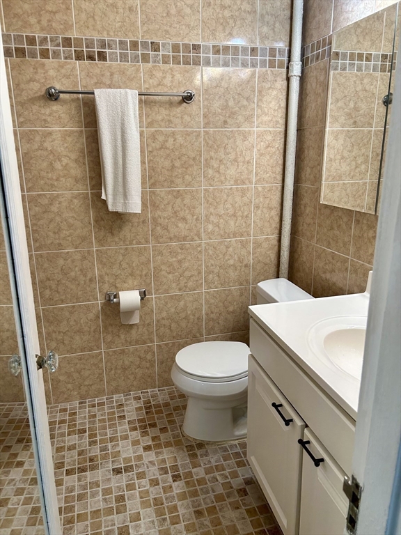 21 Beacon Street, Unit 4Q Boston, MA 02108 - Photo 5 of 10 a bathroom with a toilet and a shower