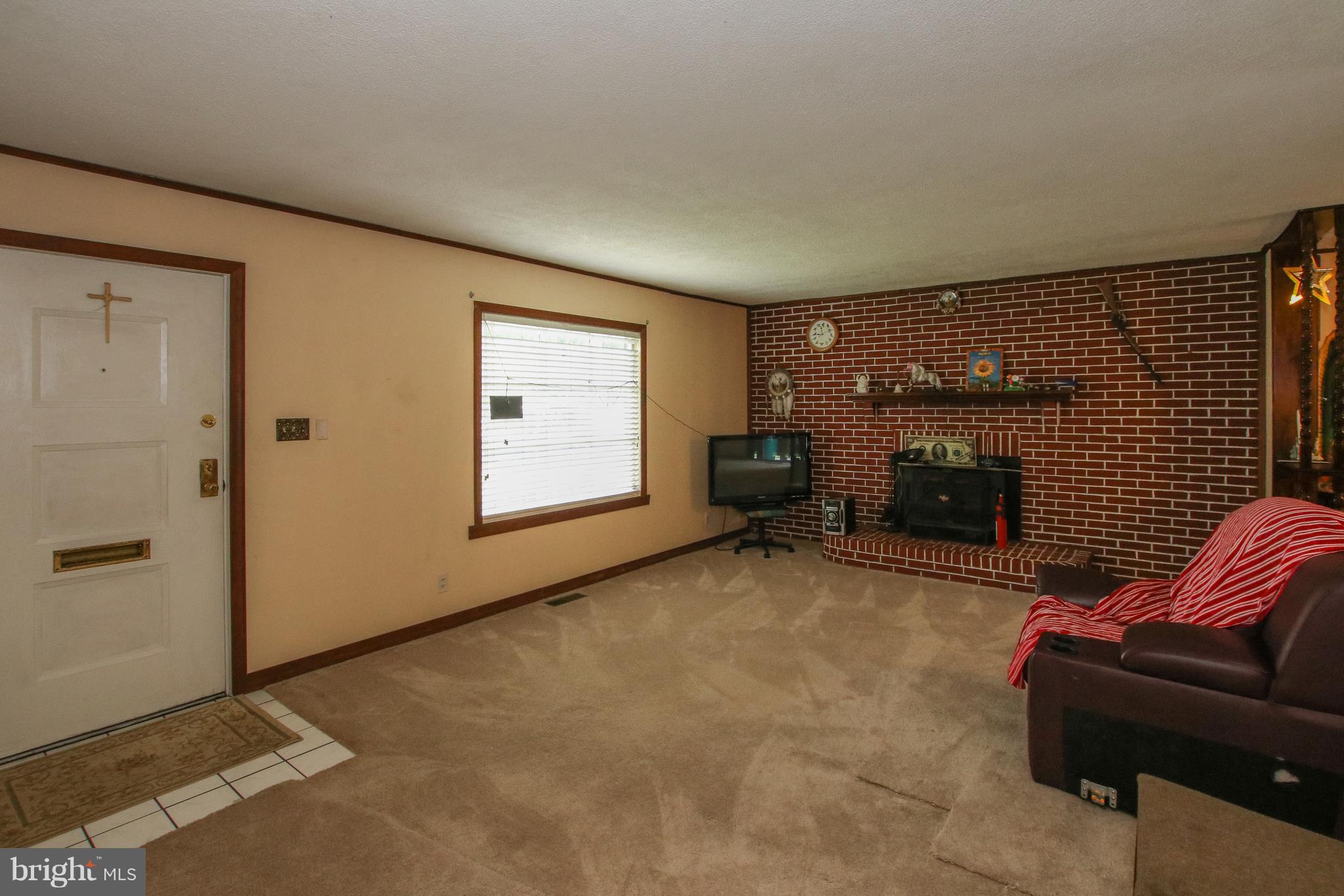 601 West Church Road Sterling, VA 20164 - Photo 4 of 21 Living Room
