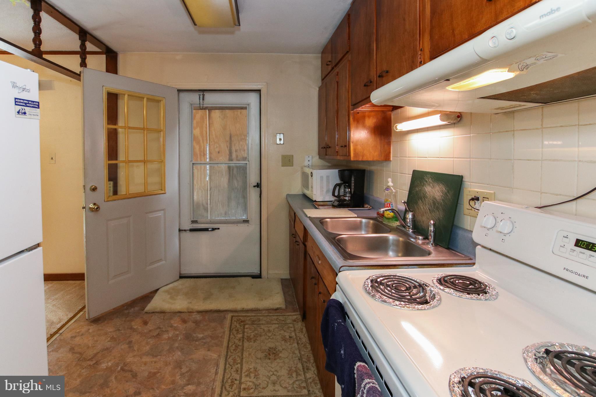 601 West Church Road Sterling, VA 20164 - Photo 9 of 21 Kitchen
