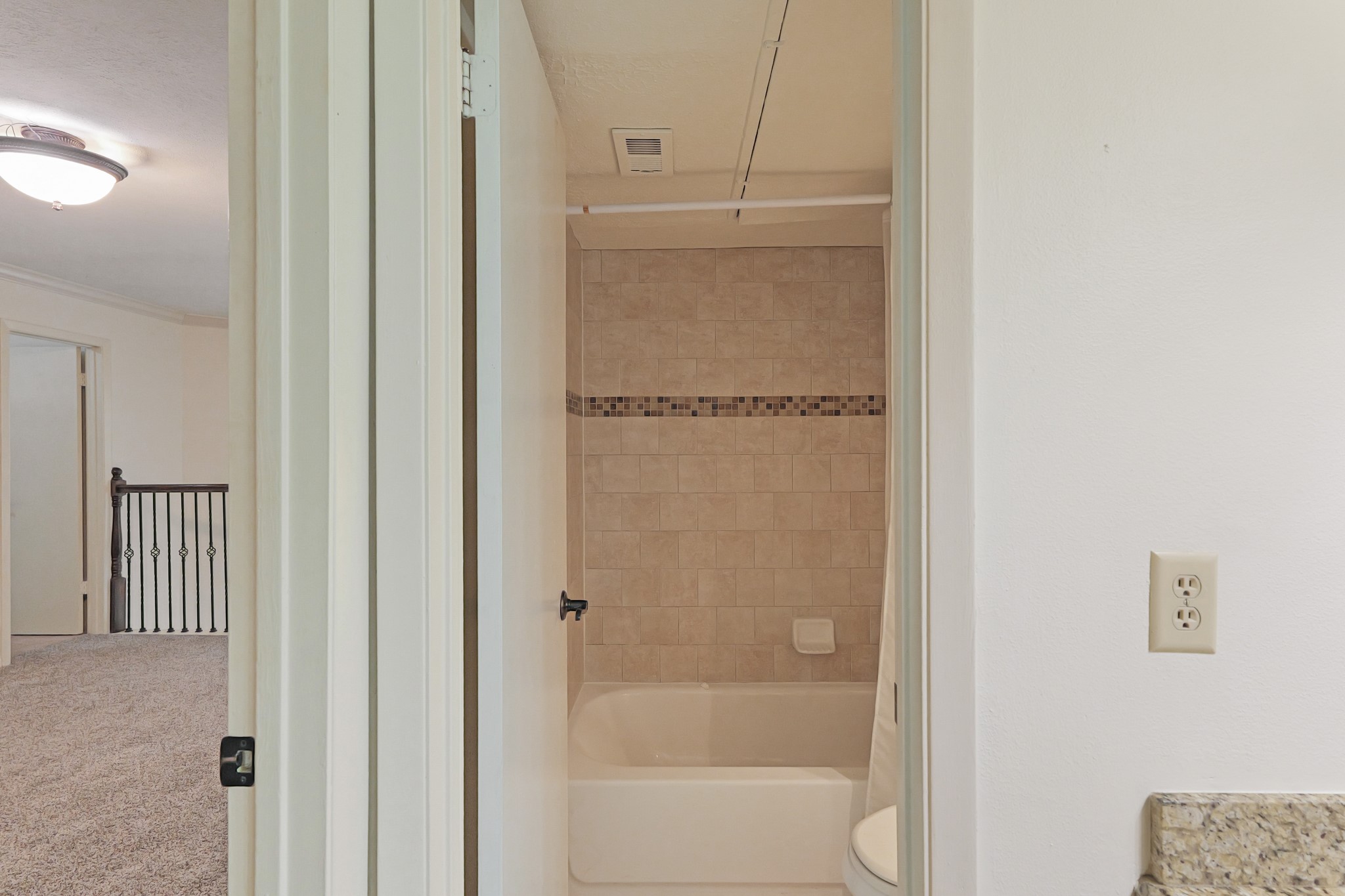 2800 Jeanetta Street, Unit 1402 Houston, TX 77063 - Photo 18 of 29 a bathroom with a bathtub