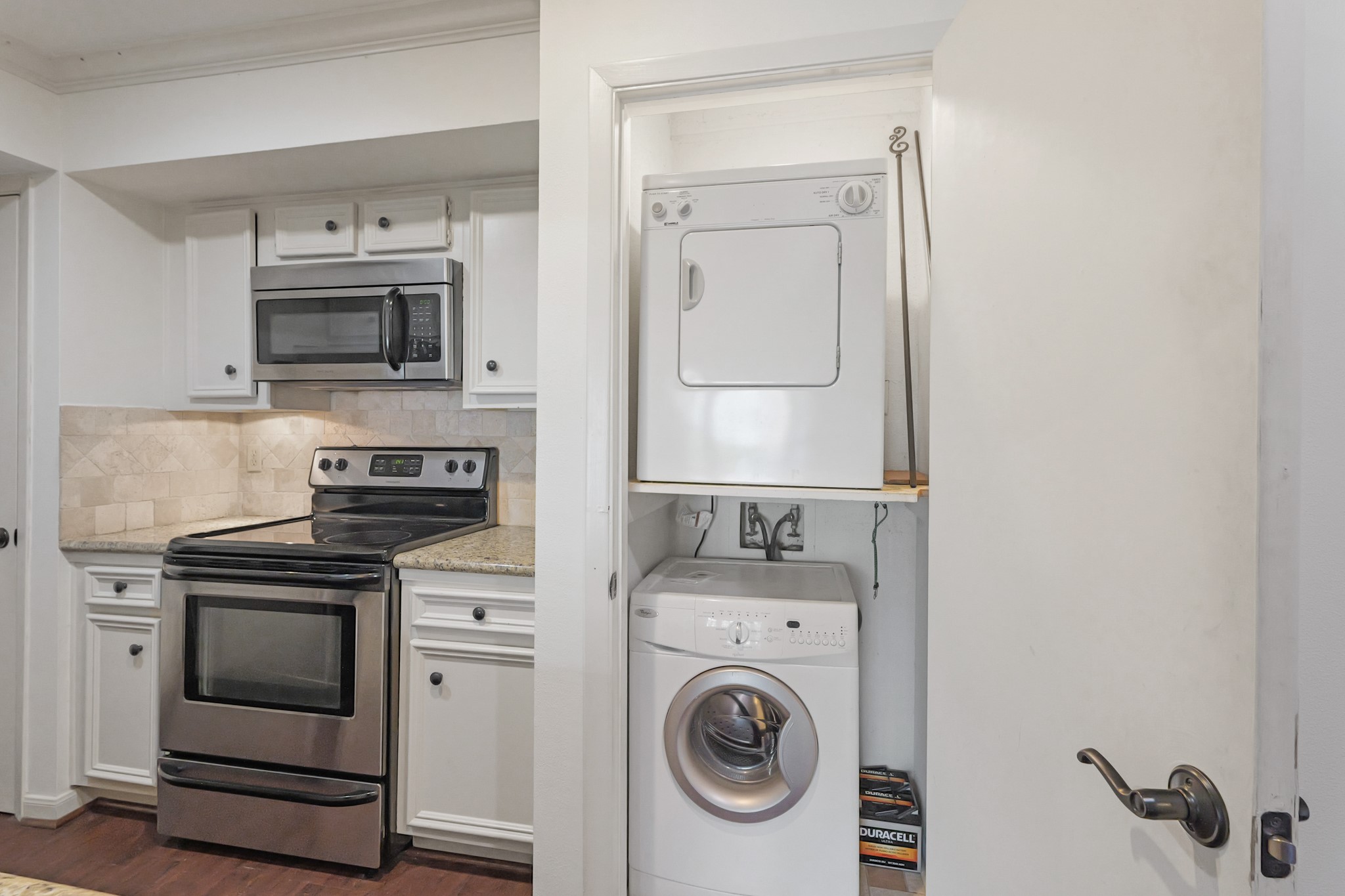 2800 Jeanetta Street, Unit 1402 Houston, TX 77063 - Photo 5 of 29 a kitchen with a stove and a microwave