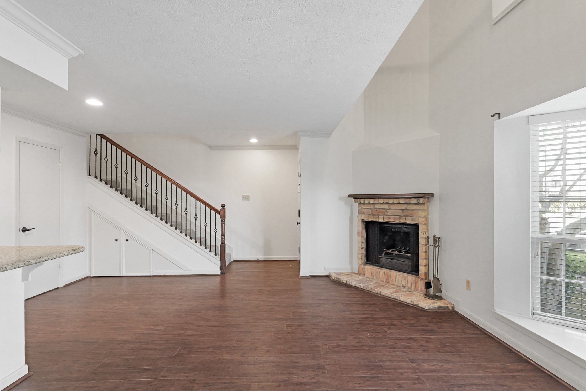 2800 Jeanetta Street, Unit 1402 Houston, TX 77063 - Photo 9 of 29 a view of an empty room window and fire place