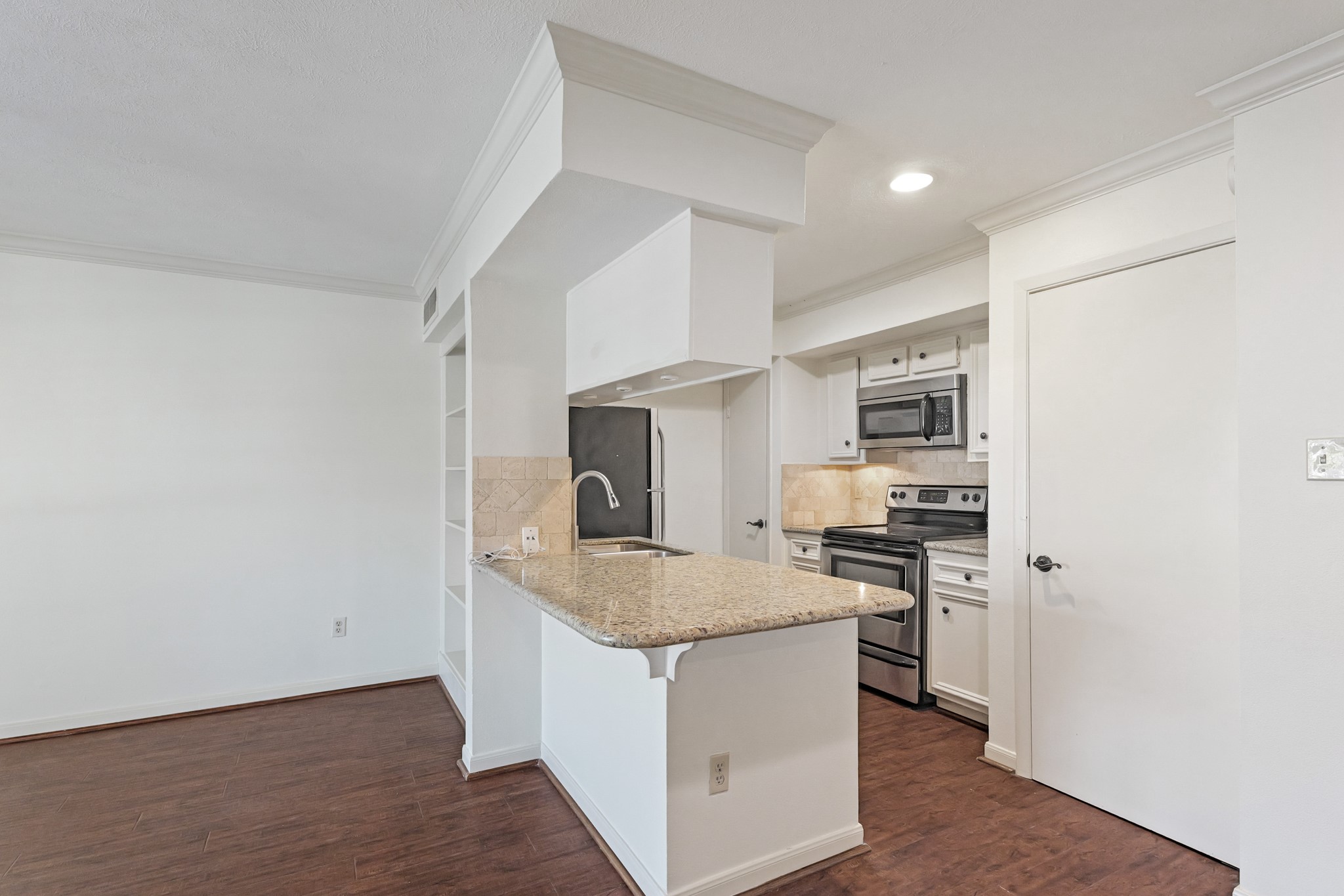 2800 Jeanetta Street, Unit 1402 Houston, TX 77063 - Photo 10 of 29 a kitchen with stainless steel appliances granite countertop a sink stove and refrigerator