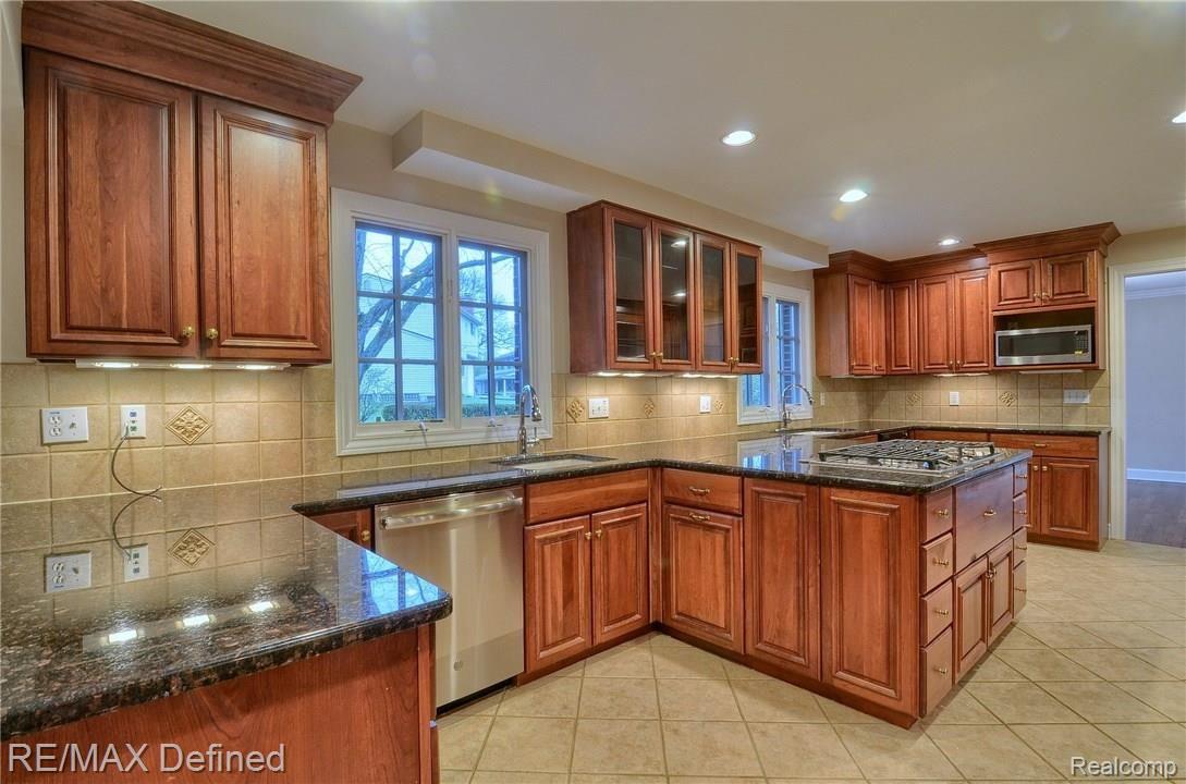4237 Fieldbrook Road West Bloomfield, MI 48323 - Photo 17 of 41 Kitchen.jpg