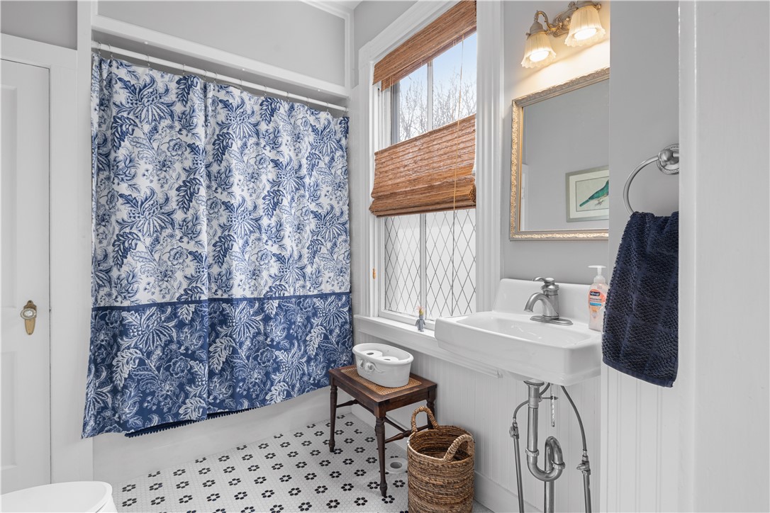 7 Bliss Road Newport, RI 02840 - Photo 14 of 41