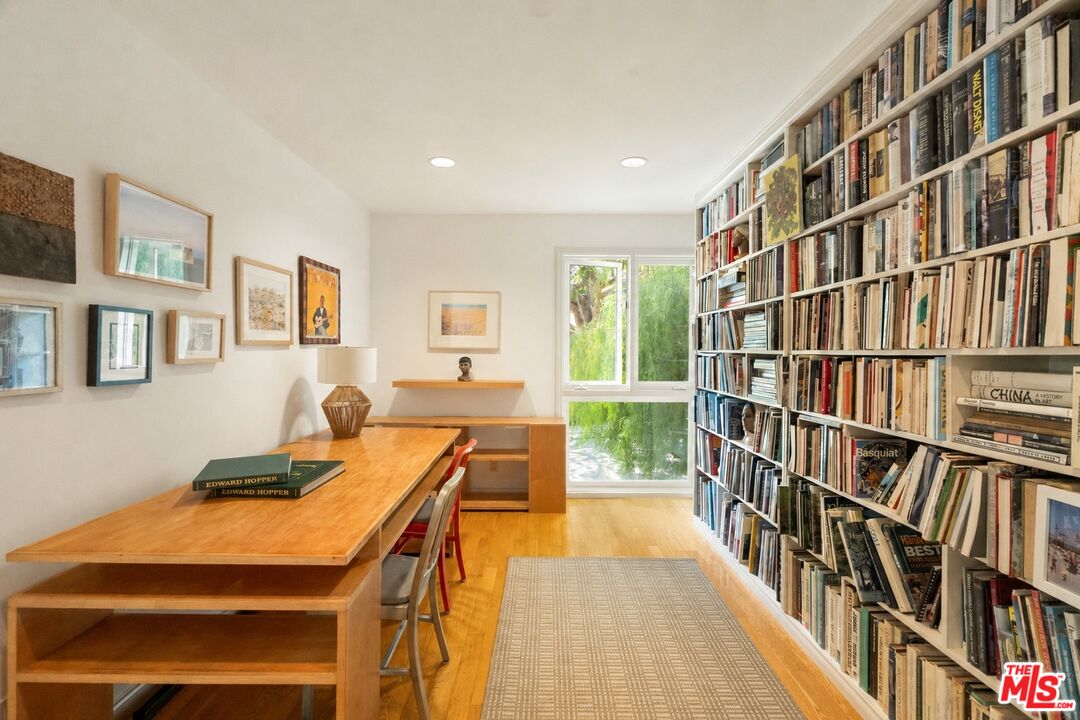 454 Sycamore Road Santa Monica, CA 90402 - Photo 7 of 32