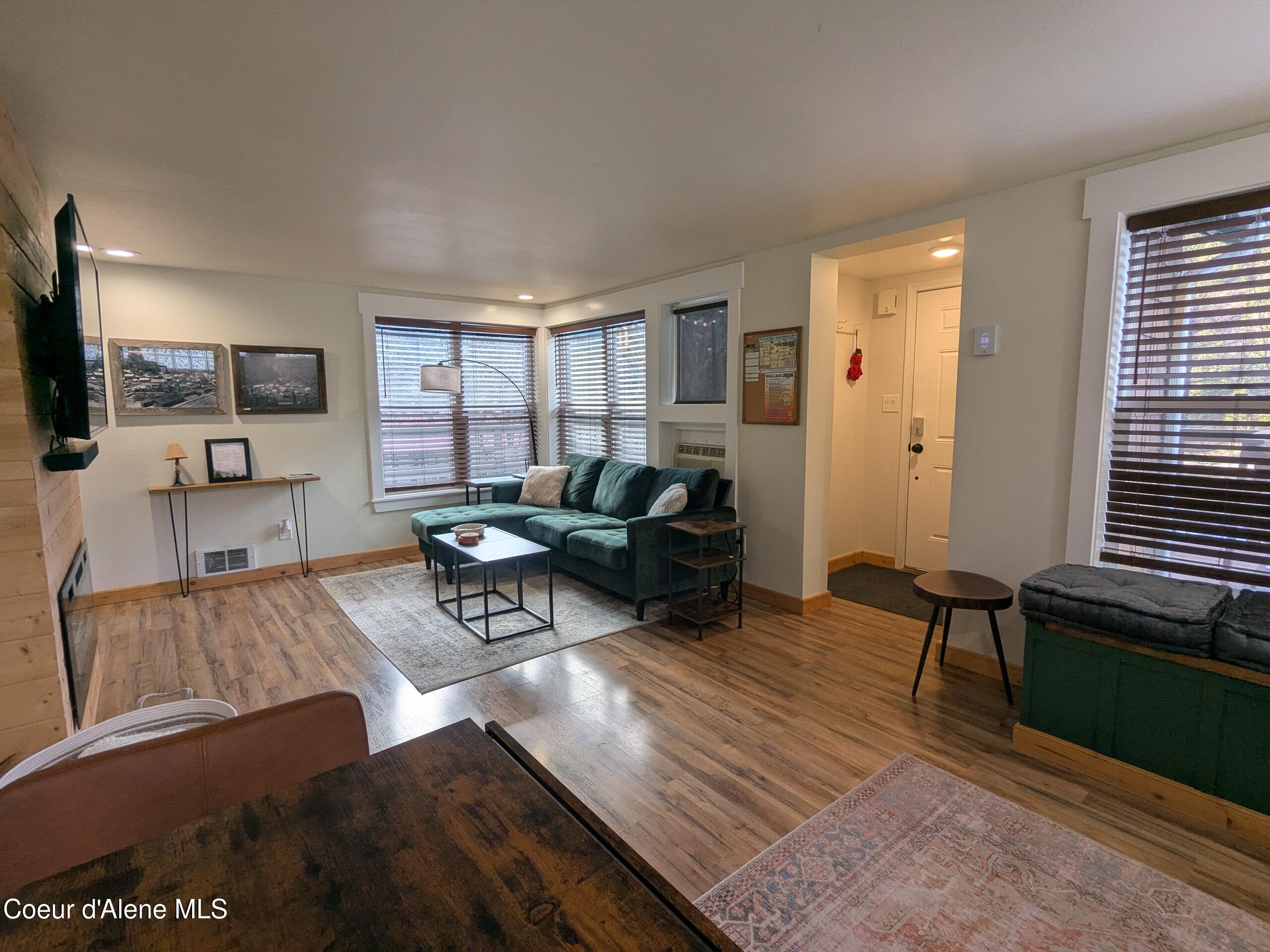 920 Pearl Street Wallace, ID 83873 - Photo 10 of 25 Living Room Pic 2