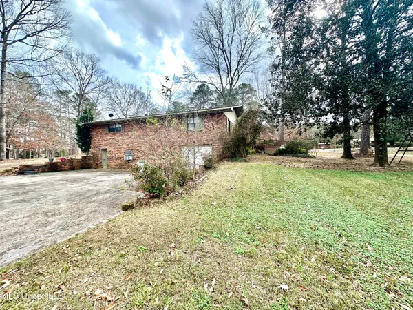 $229,000 | 717 Lakewood Drive Northeast, Brookhaven, MS 39601