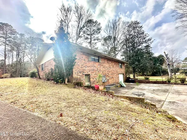 $229,000 | 717 Lakewood Drive Northeast, Brookhaven, MS 39601