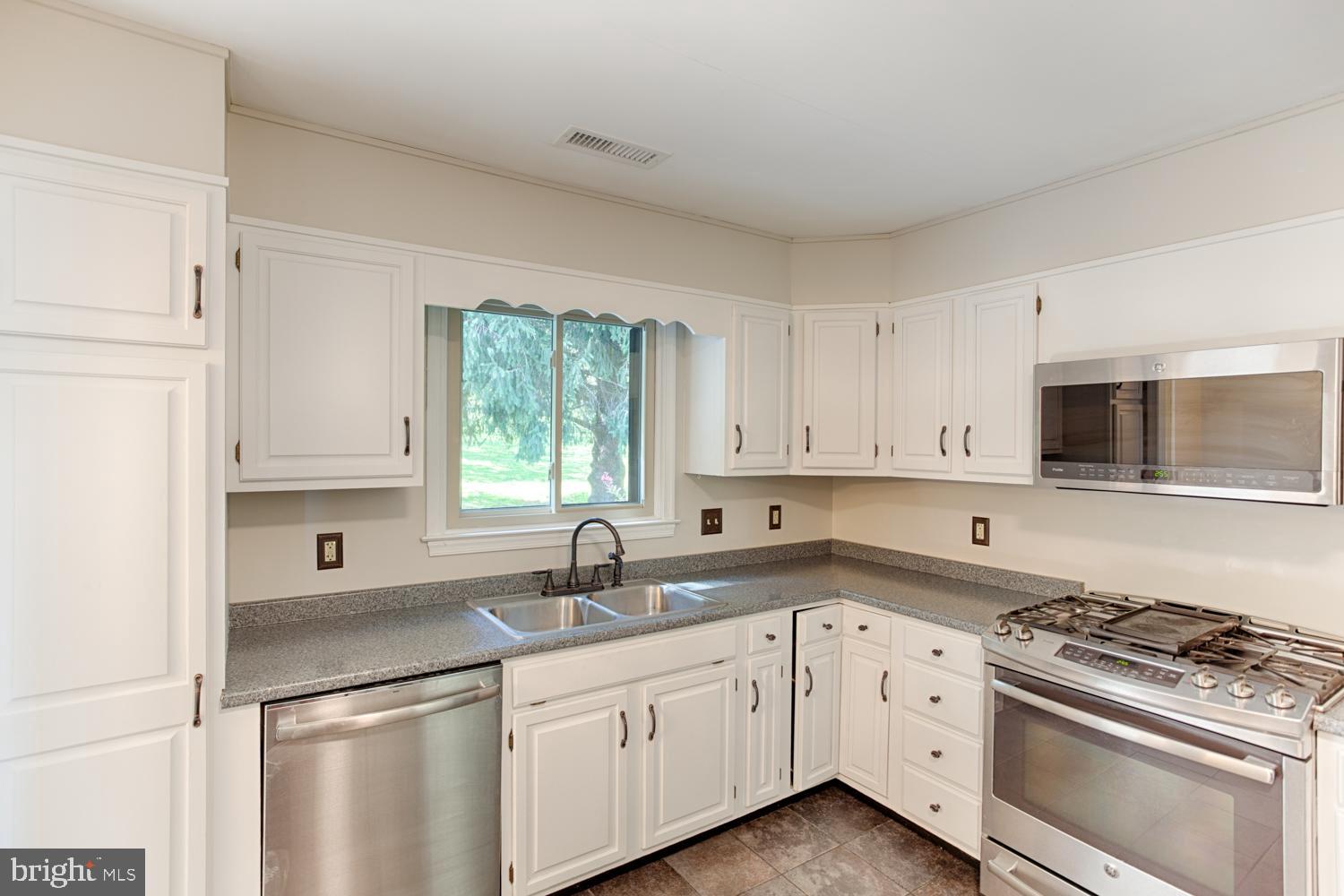711 North Manor Road Elverson, PA 19520 - Photo 16 of 29 Kitchen