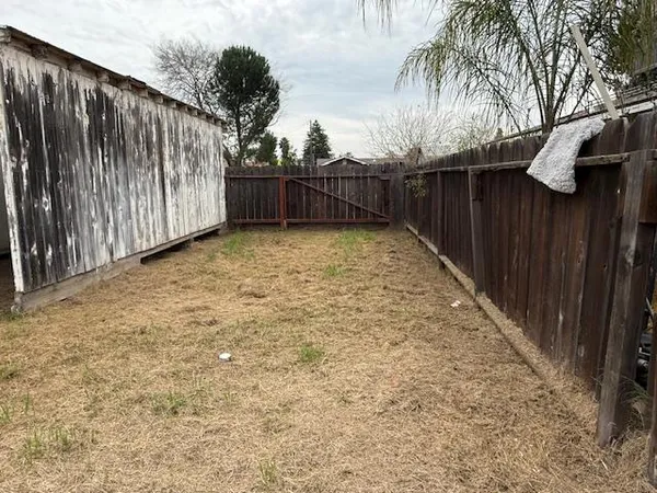 a view of a backyard