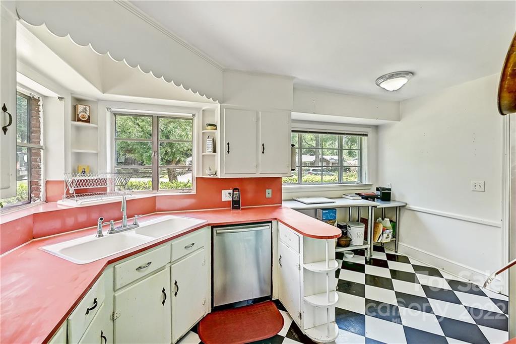 1531 Crystal Road Charlotte, NC 28205 - Photo 10 of 24 Gallery Image 10