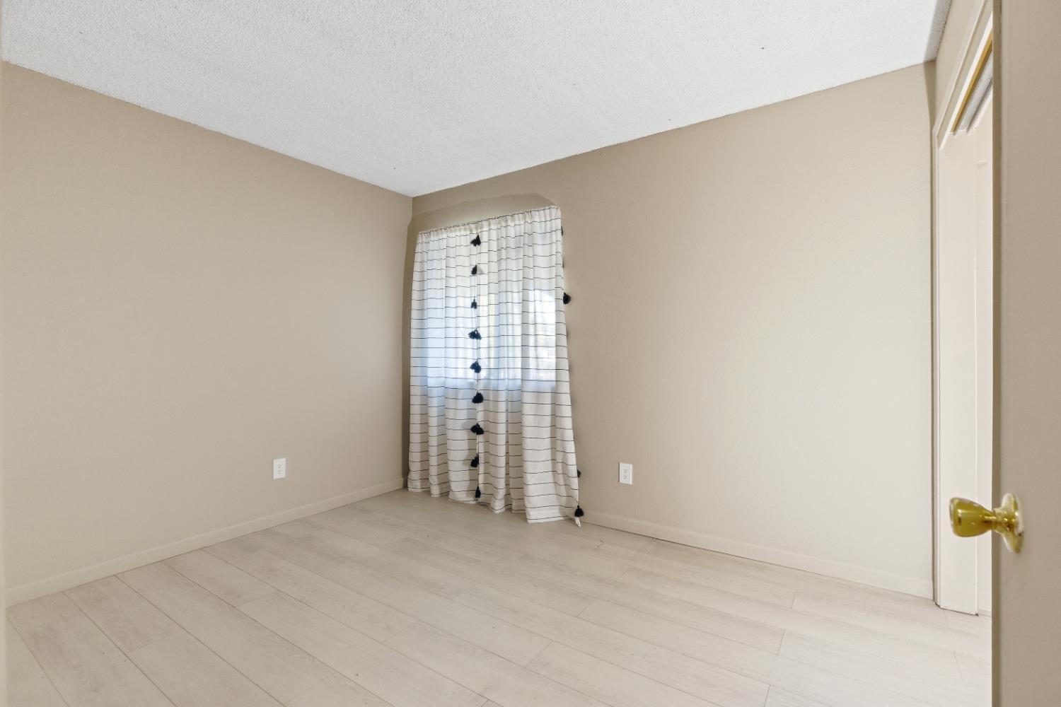3713 Felkirk Way Modesto, CA 95356 - Photo 10 of 16 an empty room with windows