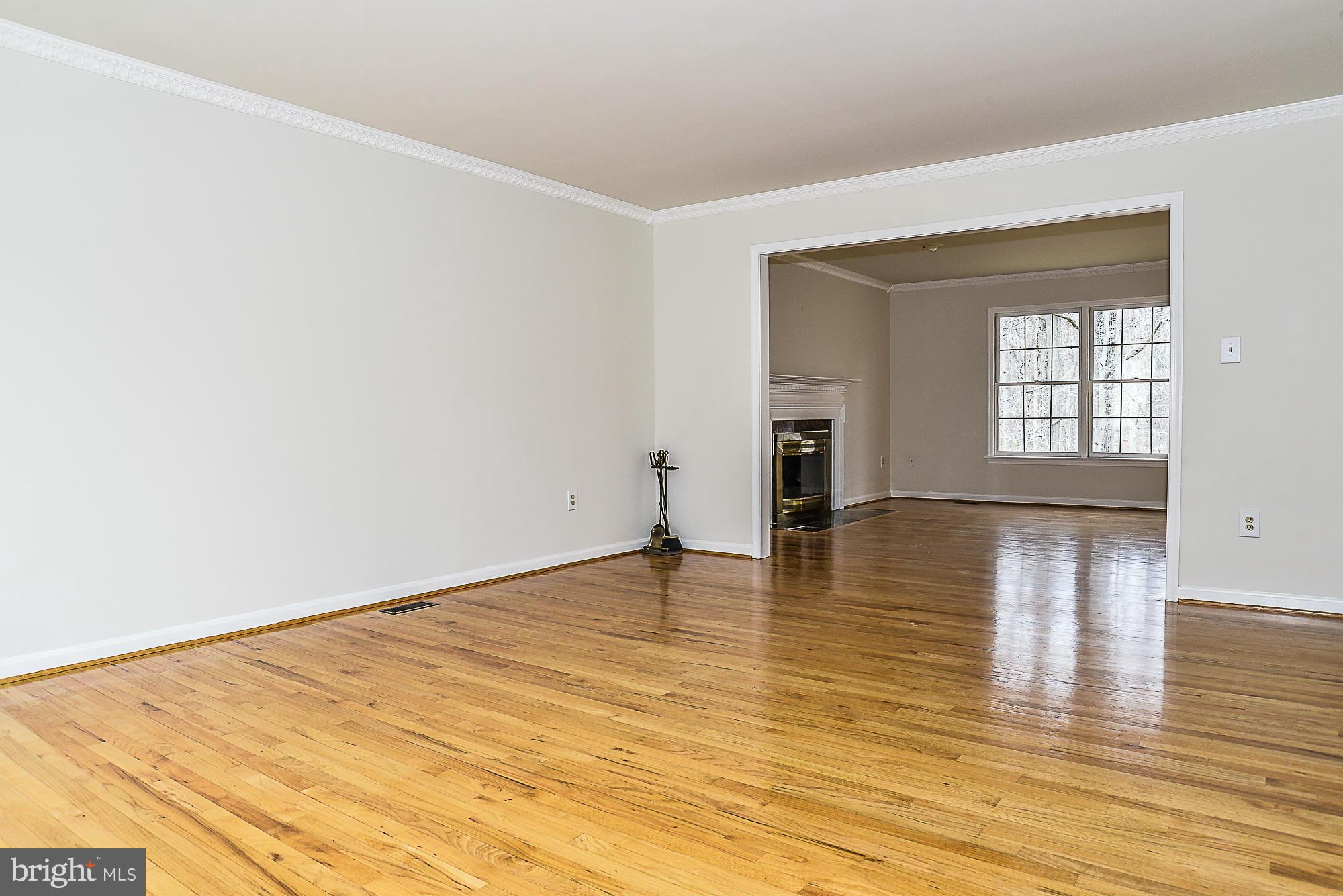 8664 Center Road Springfield, VA 22152 - Photo 4 of 30 Living Room