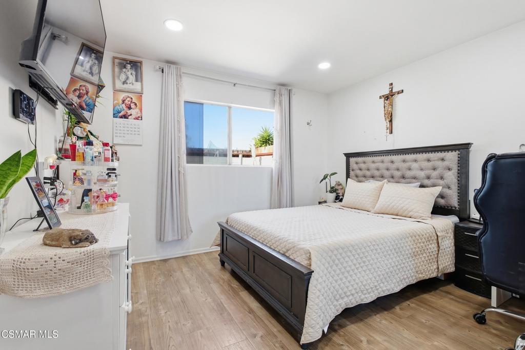 1485 Sequoia Avenue Simi Valley, CA 93063 - Photo 10 of 20 a bedroom with a bed and a dresser