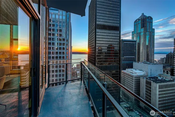 $895,000 | 909 5th Avenue, Unit 2301, Seattle, WA 98164