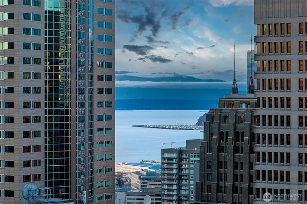 $895,000 | 909 5th Avenue, Unit 2301, Seattle, WA 98164