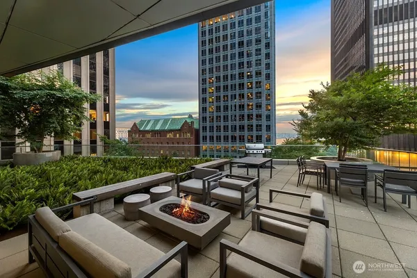 $895,000 | 909 5th Avenue, Unit 2301, Seattle, WA 98164