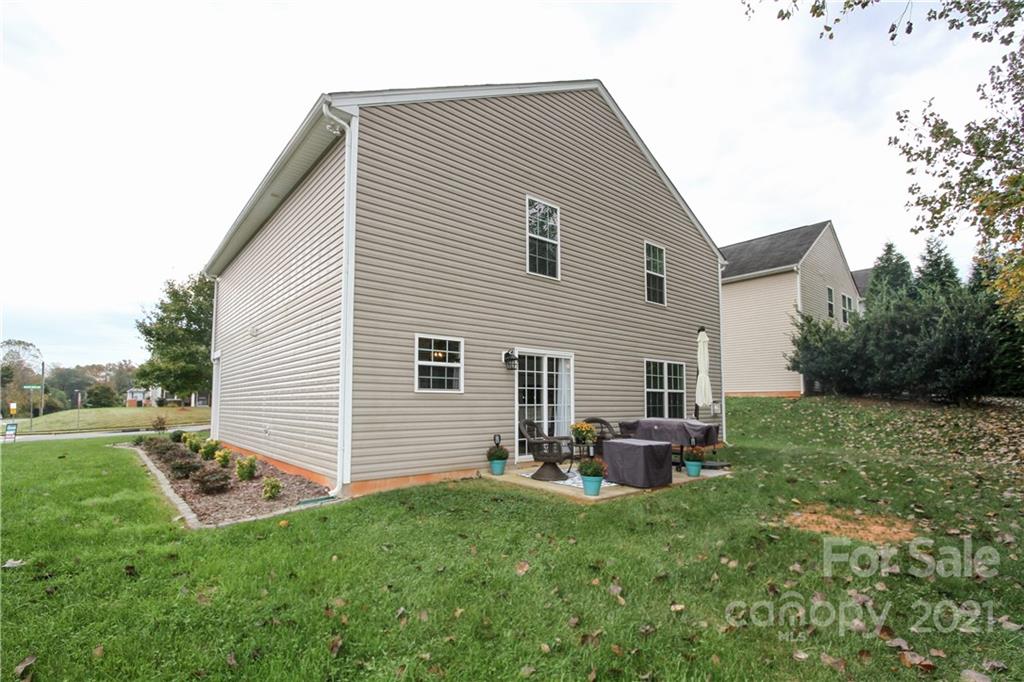 1431 River Run Road Lowell, NC 28098 - Photo 25 of 26 a backyard of a house with table and chairs