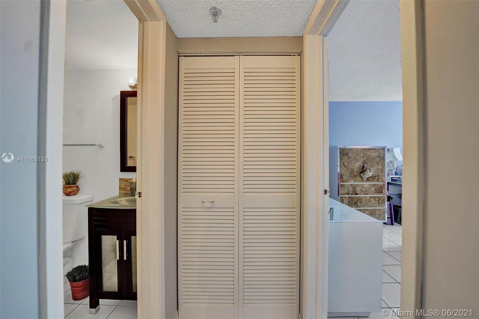 2401 Collins Avenue, Unit 710 Miami Beach, FL 33140 - Photo 19 of 41