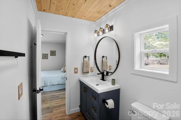 a view of backyard of the house