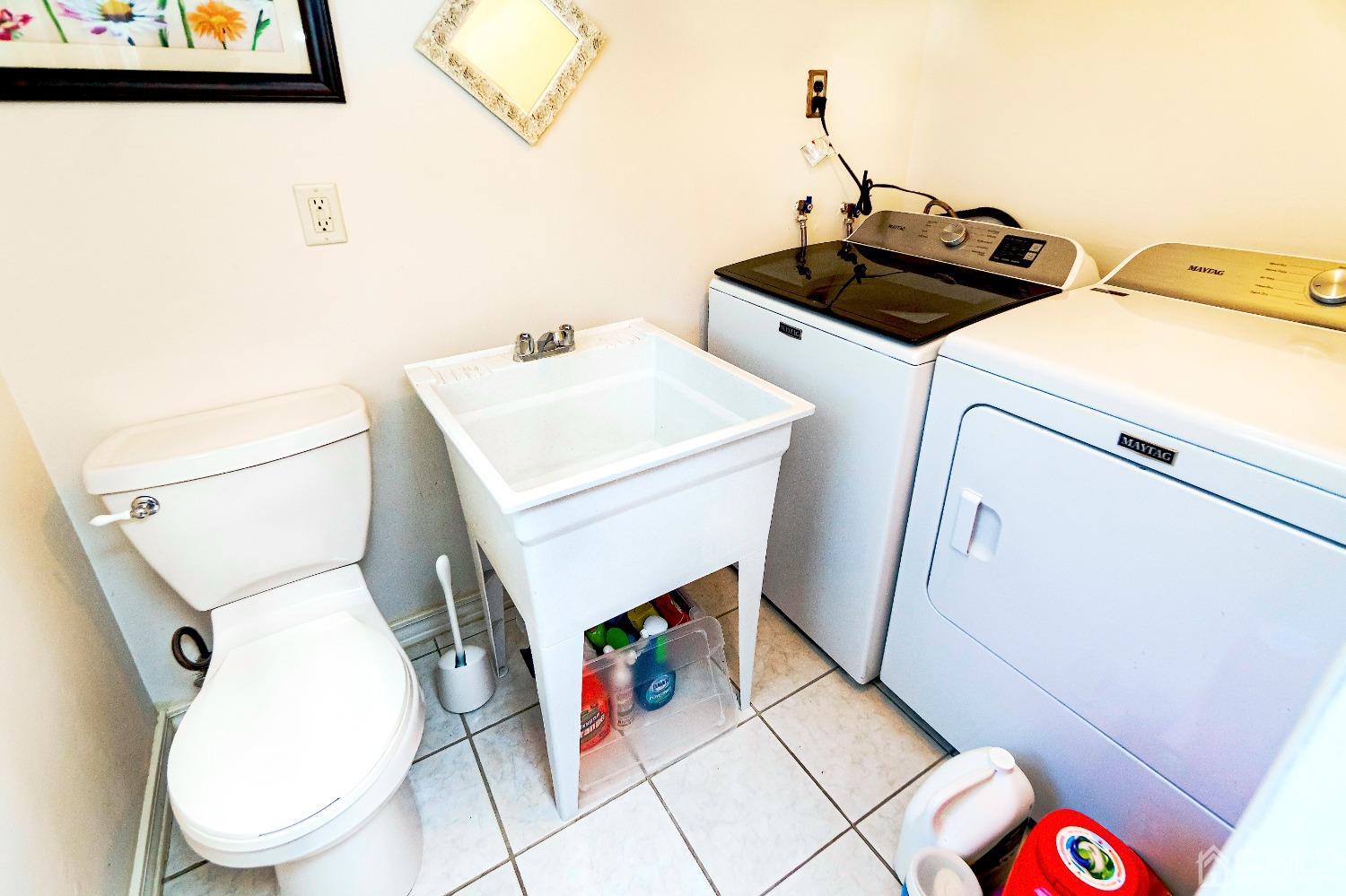 26 Phillips Road Edison, NJ 08817 - Photo 6 of 27 a utility room with dryer and washer