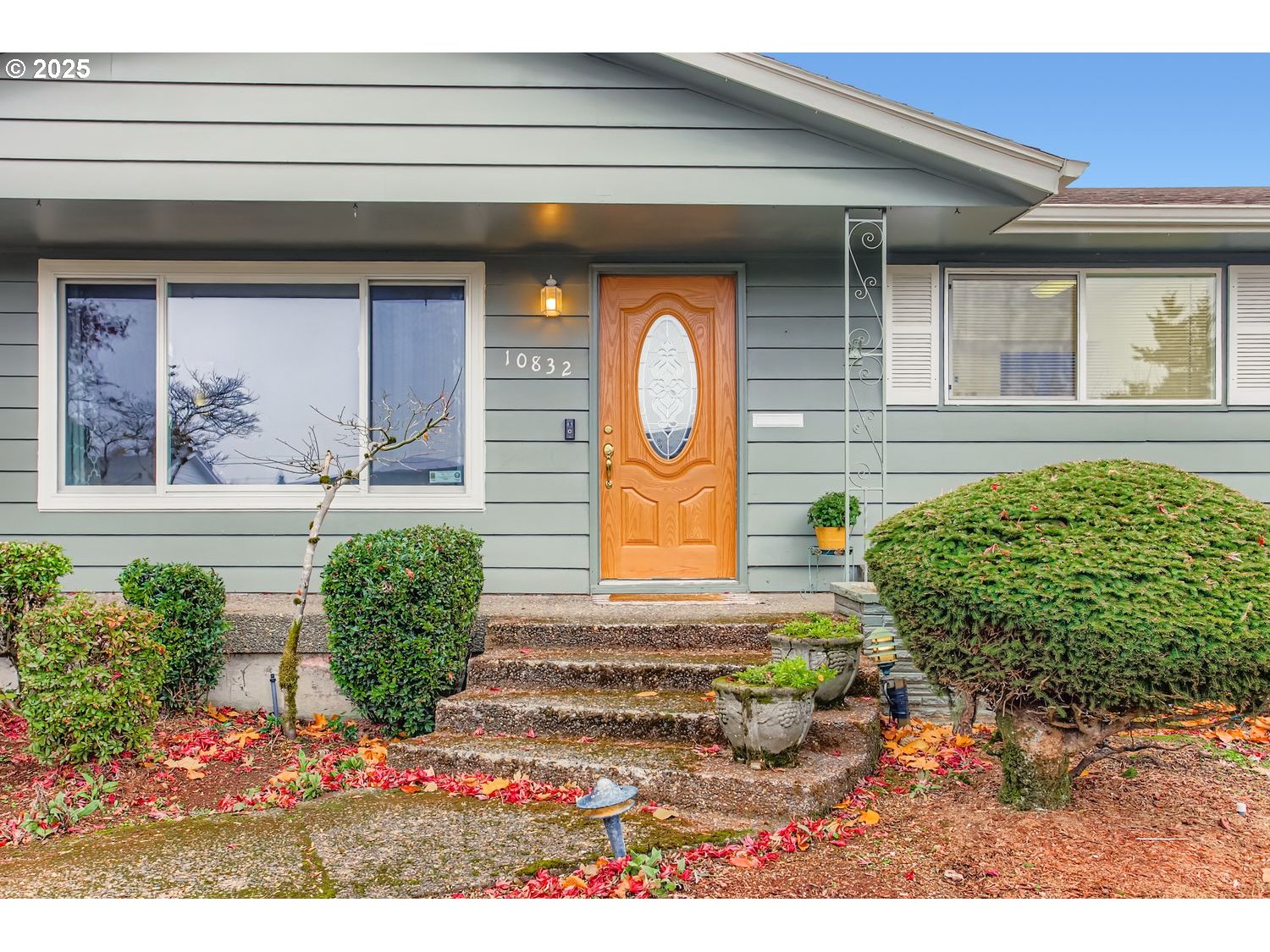 10832 Southeast Stephens Street Portland, OR 97216 - Photo 3 of 36 a front view of a house with garden
